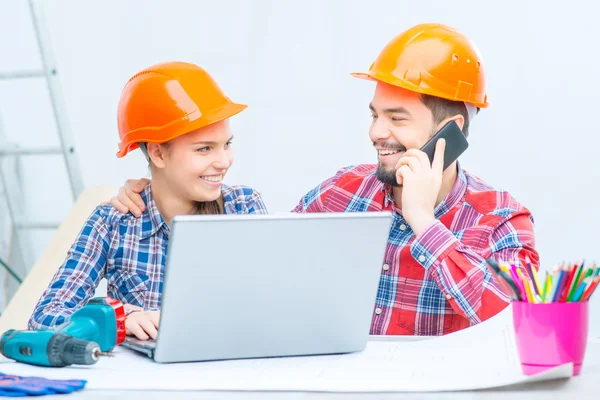 Loving couple preparing for renovation — Stock Photo, Image