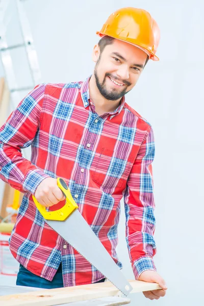 Trevlig man som arbetar med trä — Stockfoto