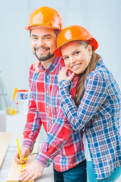 Trevlig man som arbetar med trä — Stockfoto