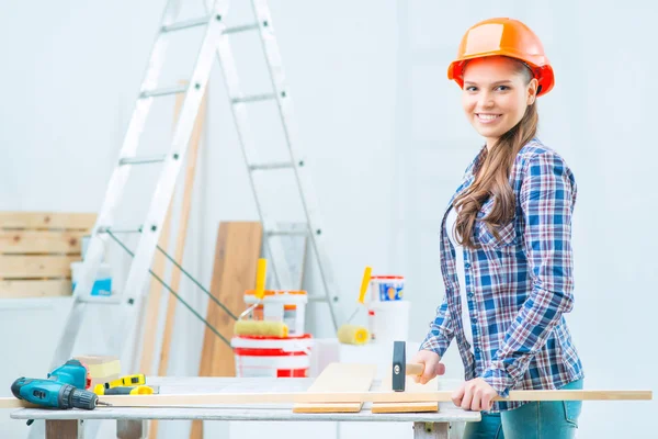 Happy woman using hammer — Stock Photo, Image