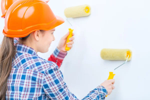 Nettes Liebespaar zeigt Wände — Stockfoto