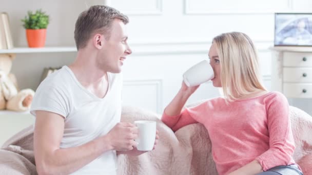 Pareja joven disfrutando del tiempo juntos . — Vídeos de Stock