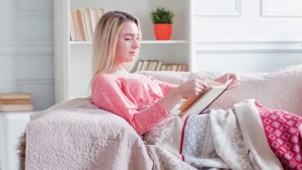 Joven mujer agradable leyendo un libro . — Vídeo de stock