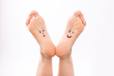 İnce bacakları tutan güzel kadın