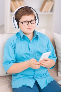 Tombul çocuk ile smartphone.