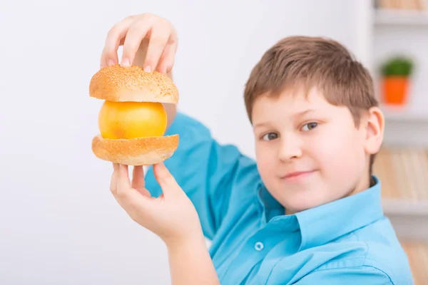 Oranje tussen broodjes — Stockfoto