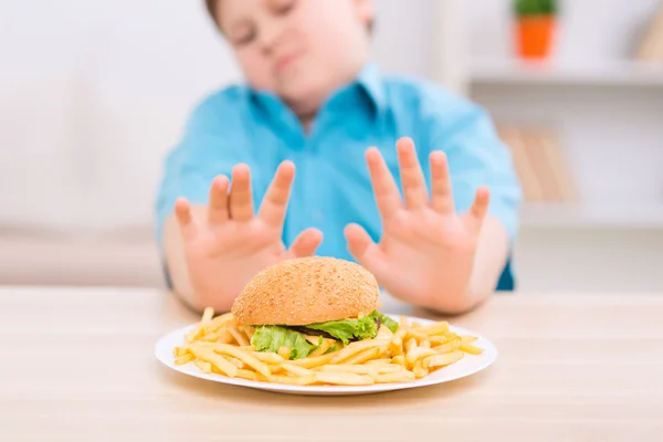 Paffuto ragazzo si rifiuta di mangiare — Foto Stock