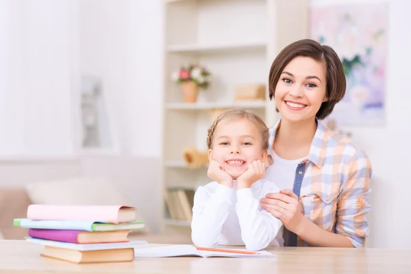 Moeder en dochter zijn beide glimlachend helder. — Stockfoto