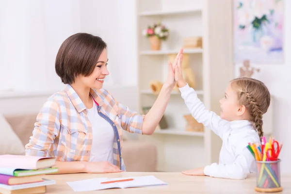 Mamma och dotter är hög fiving varandra. — Stockfoto