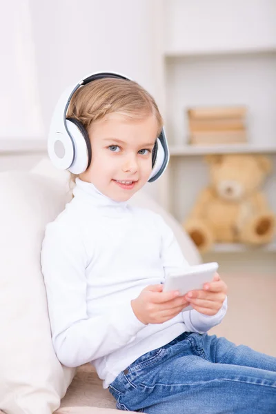 Menina em fones de ouvido — Fotografia de Stock