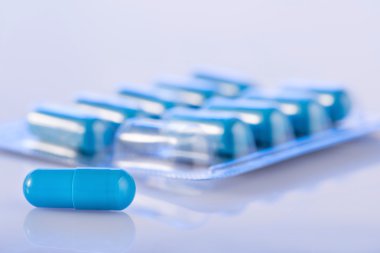 Düz hap yüzeyde dolu.