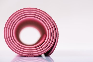 Yüzey yansıtan Yoga mat kadar haddelenmiş.