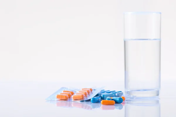 Vaso de agua con medicamentos — Foto de Stock