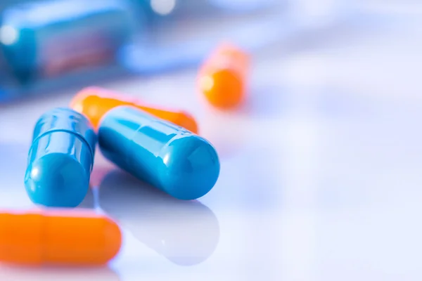 Pillole di colore blu e arancione . — Foto Stock