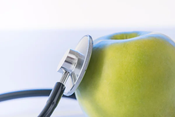 Green apple and stethoscope. — Stock Photo, Image