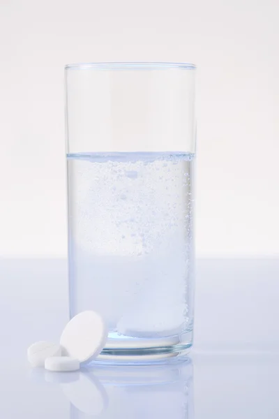 Copo de água misturado com pílula . — Fotografia de Stock