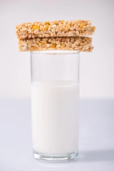 Szklanka mleka i barów granola — Zdjęcie stockowe