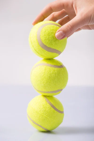 Alguien haciendo pelotas de tenis torre . —  Fotos de Stock