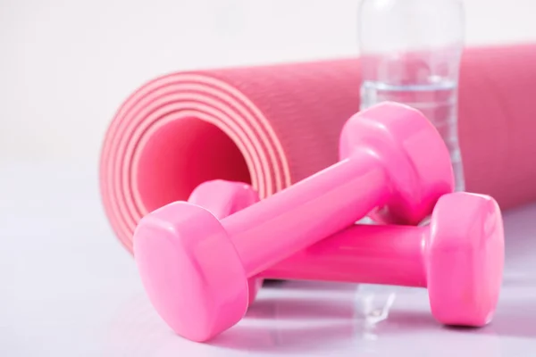 Yoga mat met halters en fles water. — Stockfoto