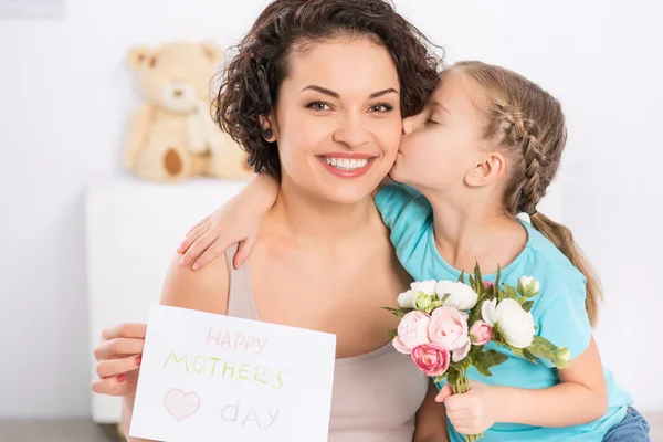 Dottern kramar och hälsar till sin mamma. — Stockfoto