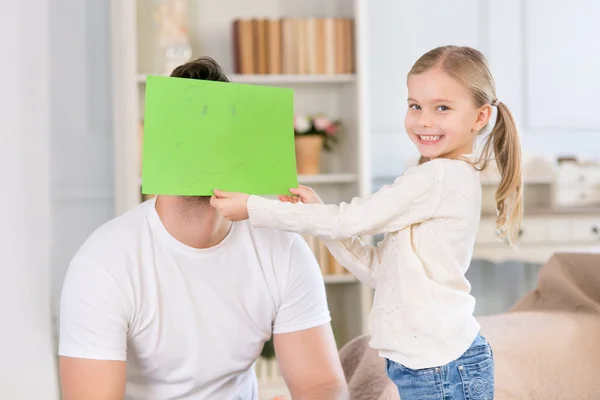 Père et fille s'amusent ensemble — Photo