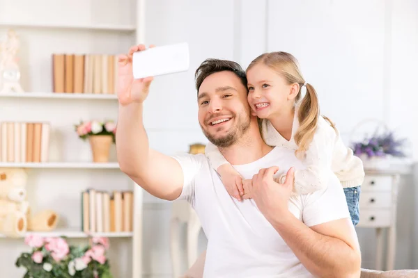 Padre e hija divirtiéndose juntos — Foto de Stock