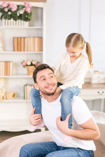 Father holding his daughter on the shoulders — Stock Photo, Image