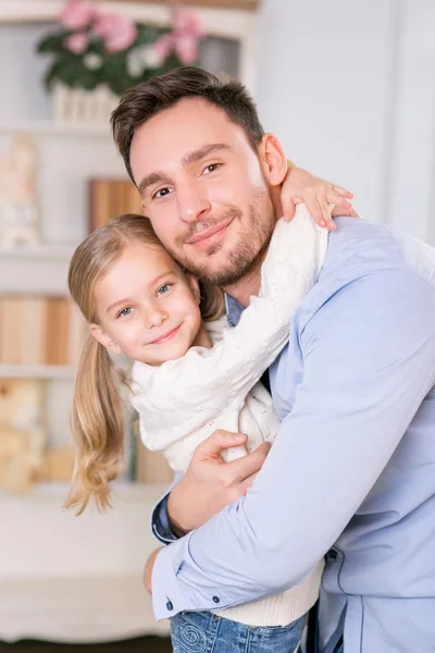 Amoroso pai abraçando com sua filha — Fotografia de Stock