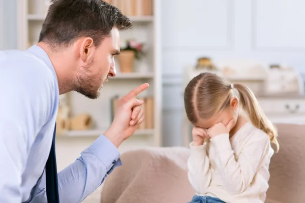 Strict father punishing his daughter — Stockfoto