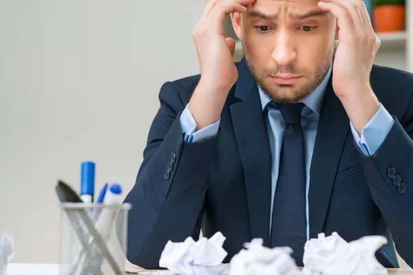 Bel lavoratore che gioca con la carta a tavola — Foto Stock