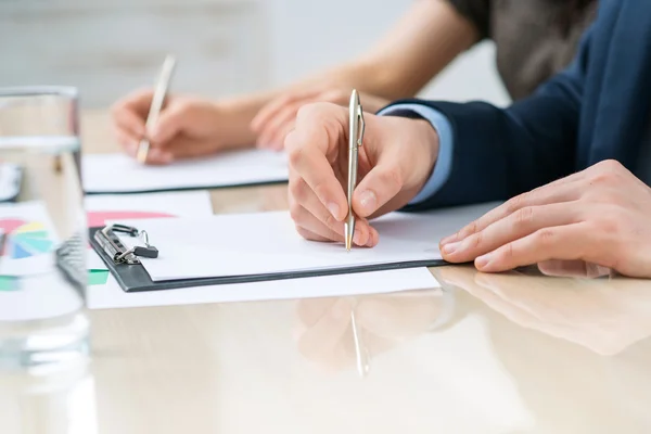 Trabalhador de escritório diligente trabalhando em conjunto — Fotografia de Stock