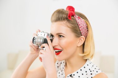 Genç çekici kadın fotoğraf fotoğraf çekimi.