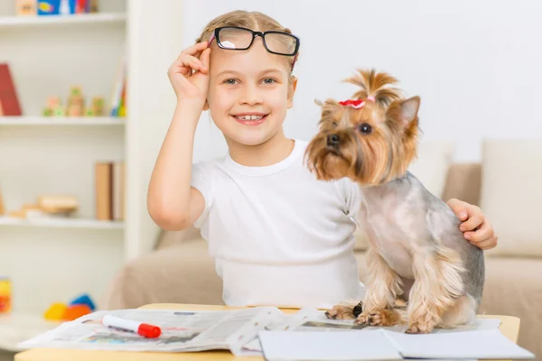 Kleines Mädchen umarmt ihren Hund leicht. — Stockfoto