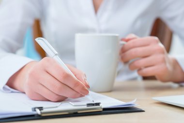 Notlar hoş kadın ofis çalışanı