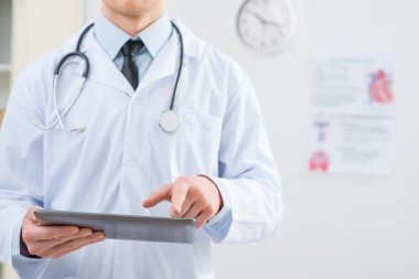 Profesyonel doktor holding tablet