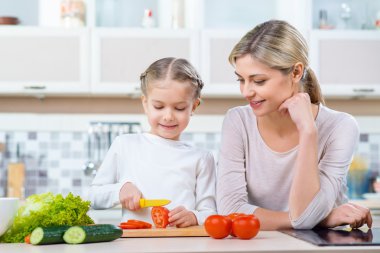 Anne ve kızı mutfakta yemek