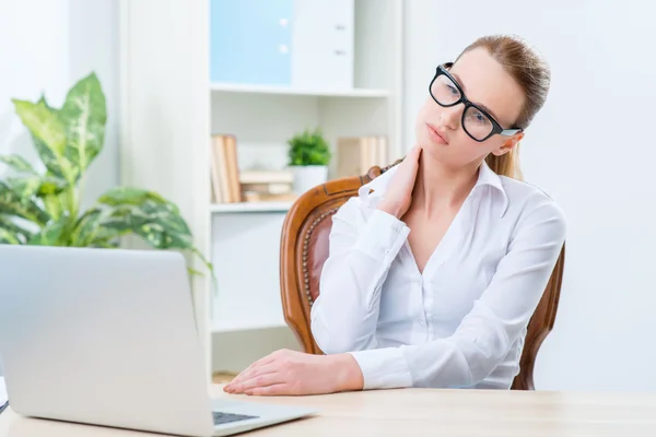 Mujer diligente sentada a la mesa — Foto de Stock