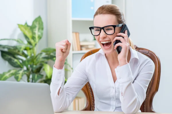 Emotional woman talking on mobile phone — Stock Photo, Image