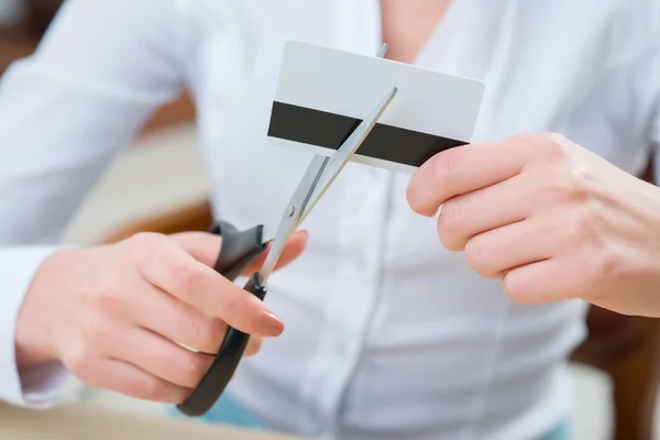 Angenehme Frau schneidet Kreditkarte ab — Stockfoto