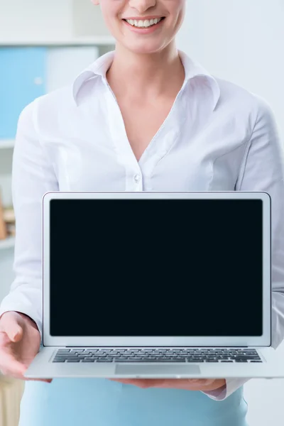 Donna positiva in possesso del suo computer portatile — Foto Stock