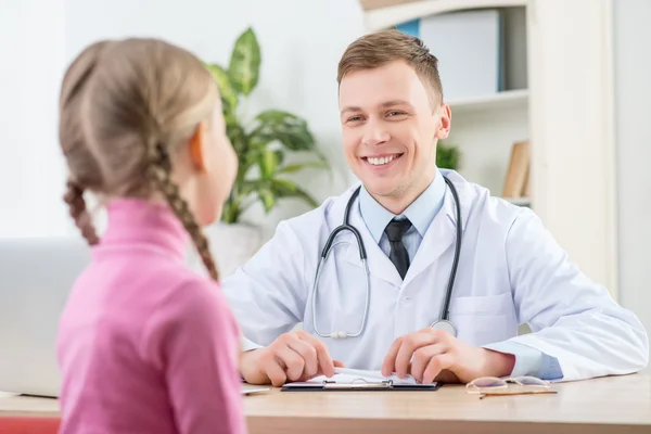 Pédiatre professionnel examinant une petite fille — Photo