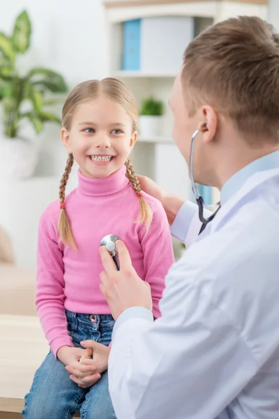 Professionell barnläkare undersöker liten flicka — Stockfoto