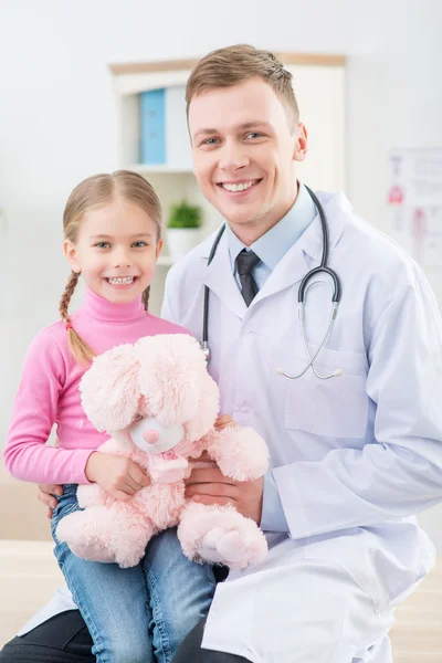 Kinderarzt untersucht kleines Mädchen — Stockfoto