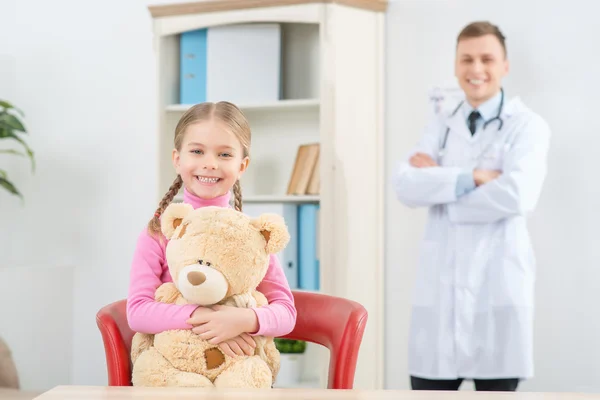 Menina tendo compromisso com seu pediatra — Fotografia de Stock