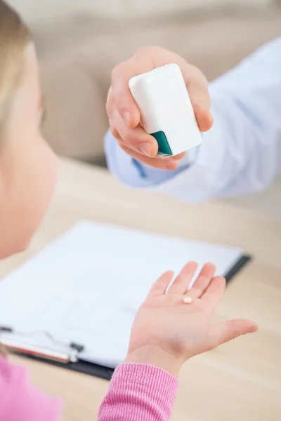 Pediatra profesional dando medicamentos a su paciente —  Fotos de Stock