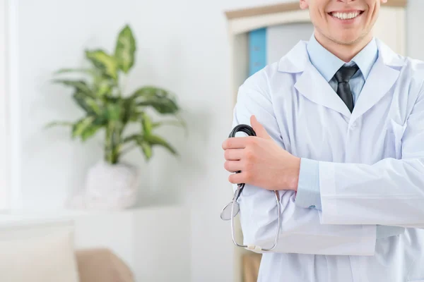 Angenehmer Kinderarzt mit Stethoskop — Stockfoto