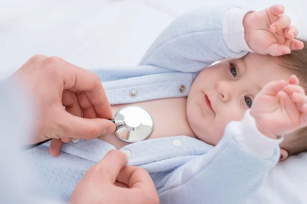 Professional pediatrician examining infant — Stock Photo, Image