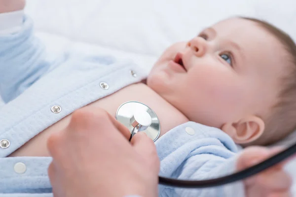 Professional pediatrician examining infant — Stock Photo, Image