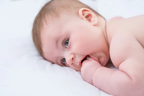 Little infant lying on the couch — Stock Photo, Image