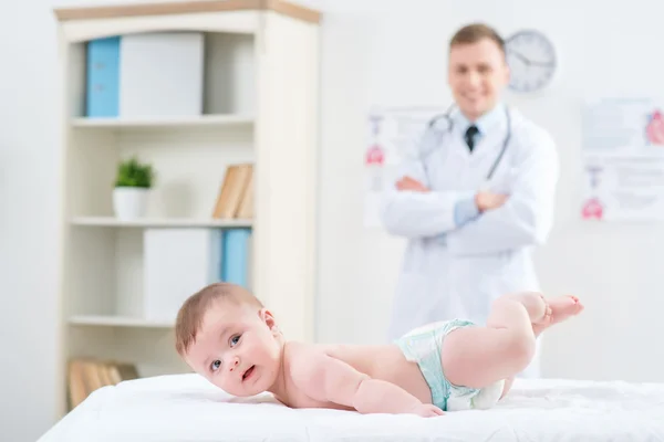 Bebê bonito deitado no sofá do hospital — Fotografia de Stock